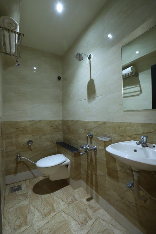 Jāmnagar Hotel Loyal Residency מראה חיצוני תמונה
